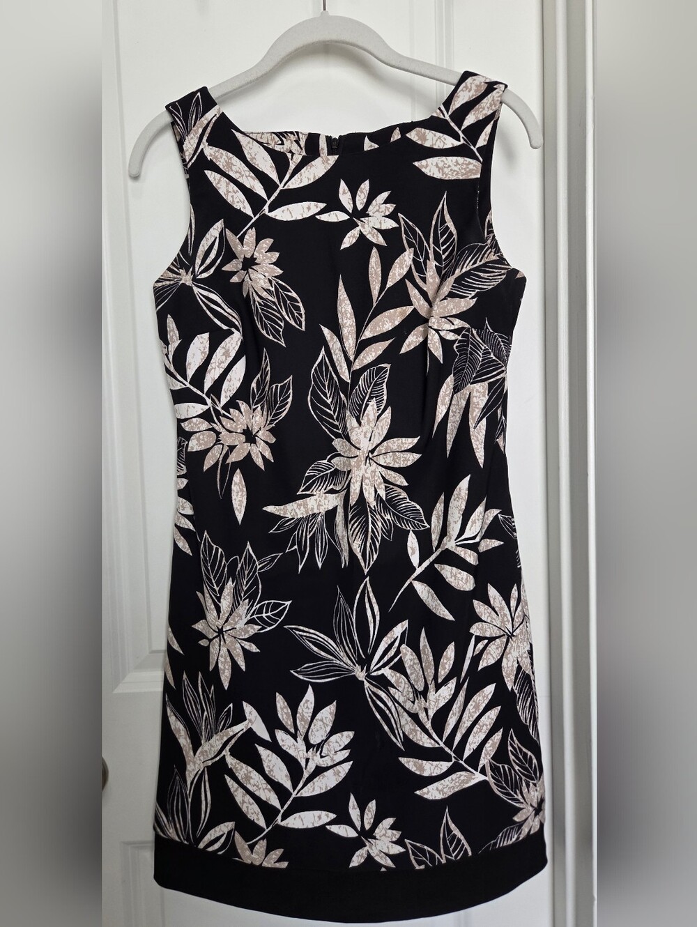 AB Studio Sleeveless Shift Dress, Size 4. Zippered Back, Polyester Spandex.